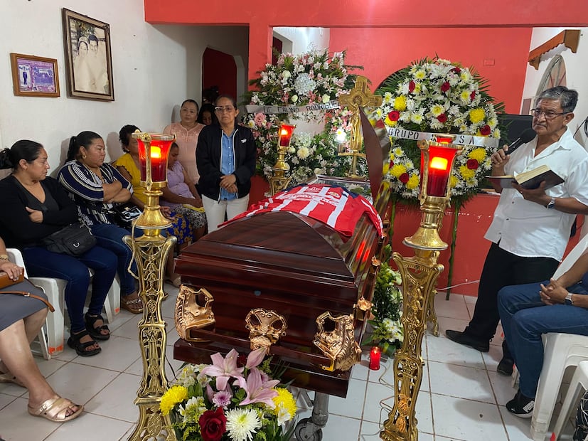 El miércoles, familiares y amigos velaron y sepultaron a Fernando Arias, otro de los trabajadores fallecidos en la explosión
Foto: Foto: Luma López / EL UNIVERSAL