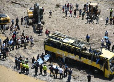 FOTOS: Así quedó el autobús que cayó a un río en Guerrero: hay tres muertos y 16 heridos