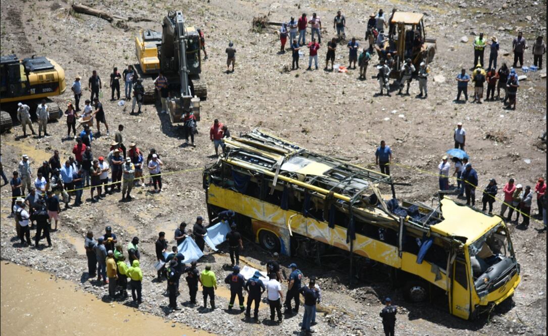 Un autobús de pasajeros de la línea Oro volcó esta madrugada sobre la carretera Tulcingo-Tlapa y cayó al río Tlapaneco del municipio de Alpoyeca, Guerrero, el 4 de julio de 2025. Foto: Salvador Cisneros/EL UNIVERSAL