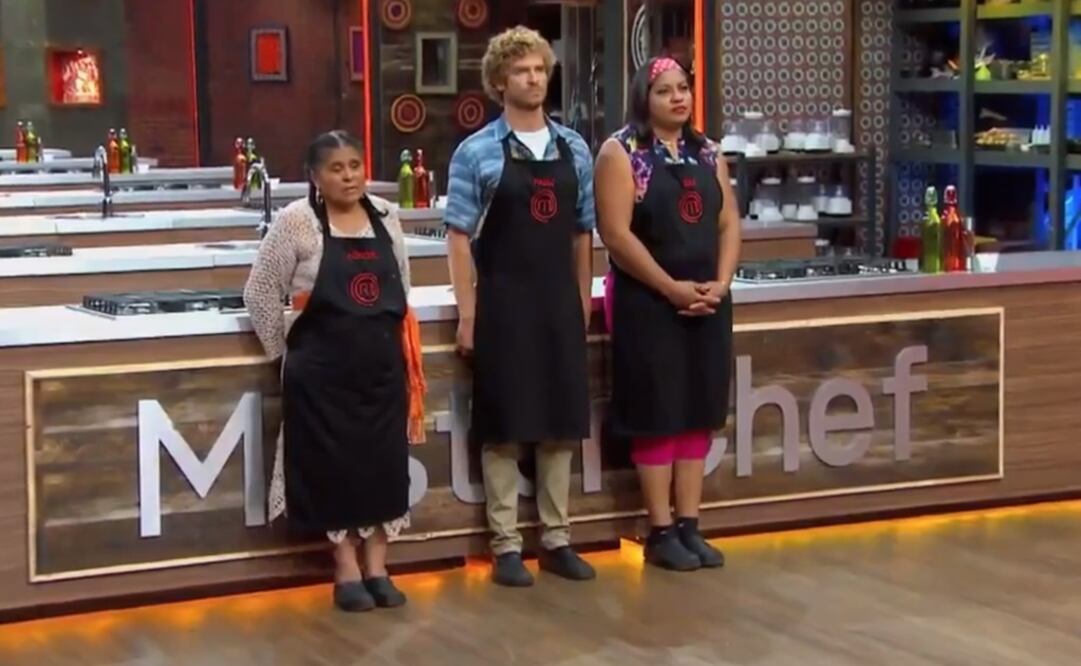 Seila (a la derecha) esperando el veredicto de los jueces. Foto: tomada de la TV