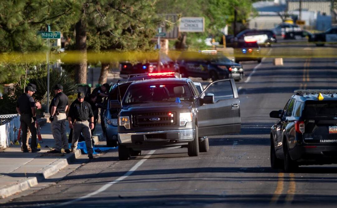 Autoridades investigan la escena del tiroteo en Nuevo México. Foto: AP