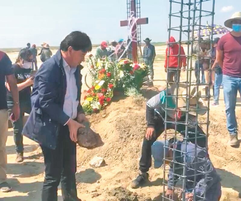 Jesús Ramírez, vocero presidencial, colocó la primera piedra del nuevo panteón municipal de San Salvador Atenco. EMILIO FERNÁNDEZ. EL UNIVERSAL