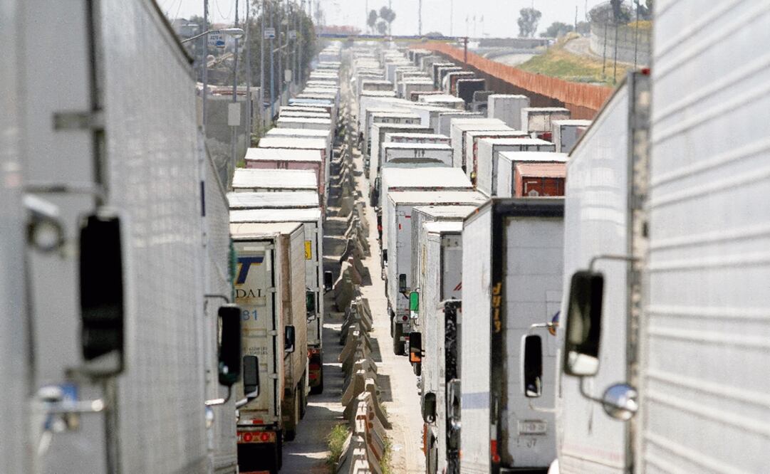 Mexican exporters said this week they were looking into sending their goods to the United States by air freight to avoid a five-mile-long line of trucks at the border - Photo: Jorge Duenes