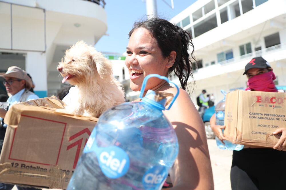 Entrega de ayuda humanitaria a afectados del huracán Otis en Acapulco, Guerrero. FOTO: Iván Montaño archivo/ EL UNIVERSAL