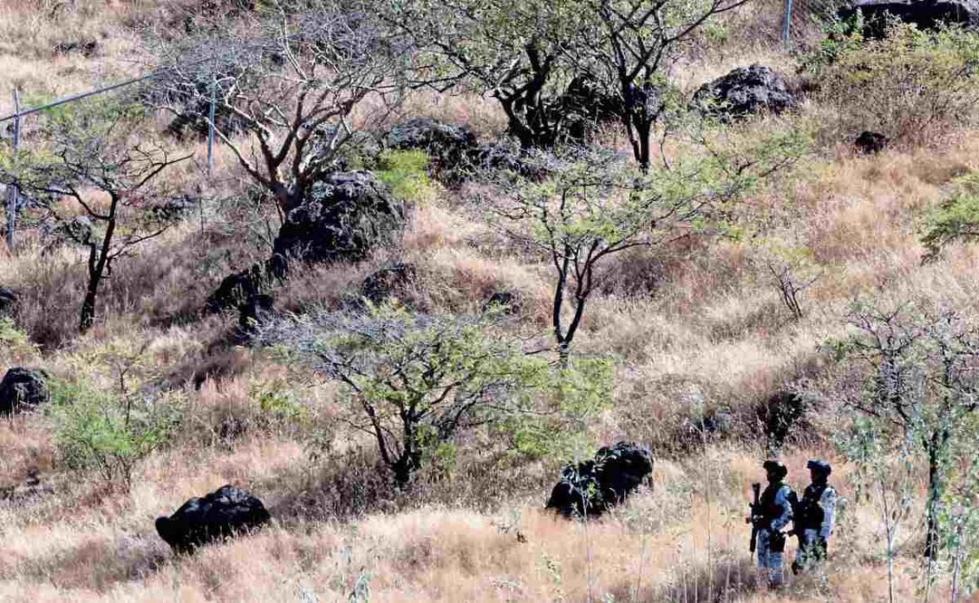 Oficiales de la Guardia Nacional, en la zona donde miembros del colectivo Guerreros Buscadores localizaron restos humanos en Zapopan, Jalisco, el 26 de noviembre pasado. Foto: Ulises Ruiz | AFP