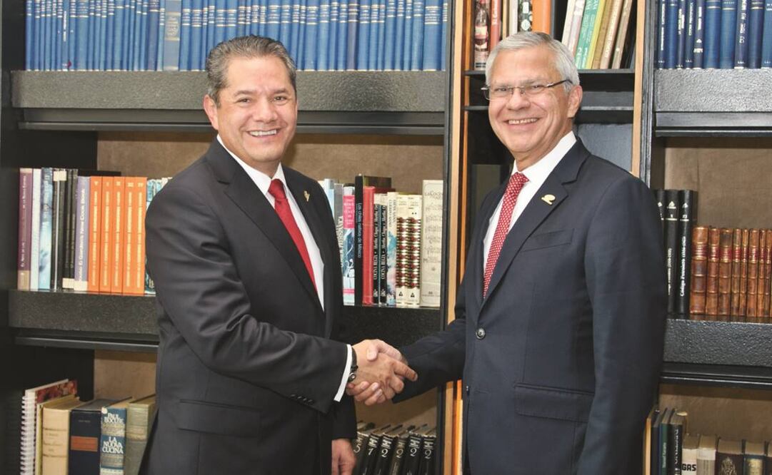 El actual presidente del Instituto Mexicano de Ejecutivos de Finanzas (IMEF), Alejandro Hernández (izquierda) presentó a José Domingo Figueroa Palacios, quien lo sustituirá a partir de enero próximo. Foto: Especial