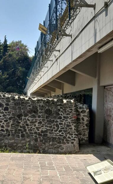 Lateral del Anillo Periférico, encima del sitio arqueológico de San Pedro de los Pinos, foto actual. Crédito: Daniela Osorio/Cortesía.