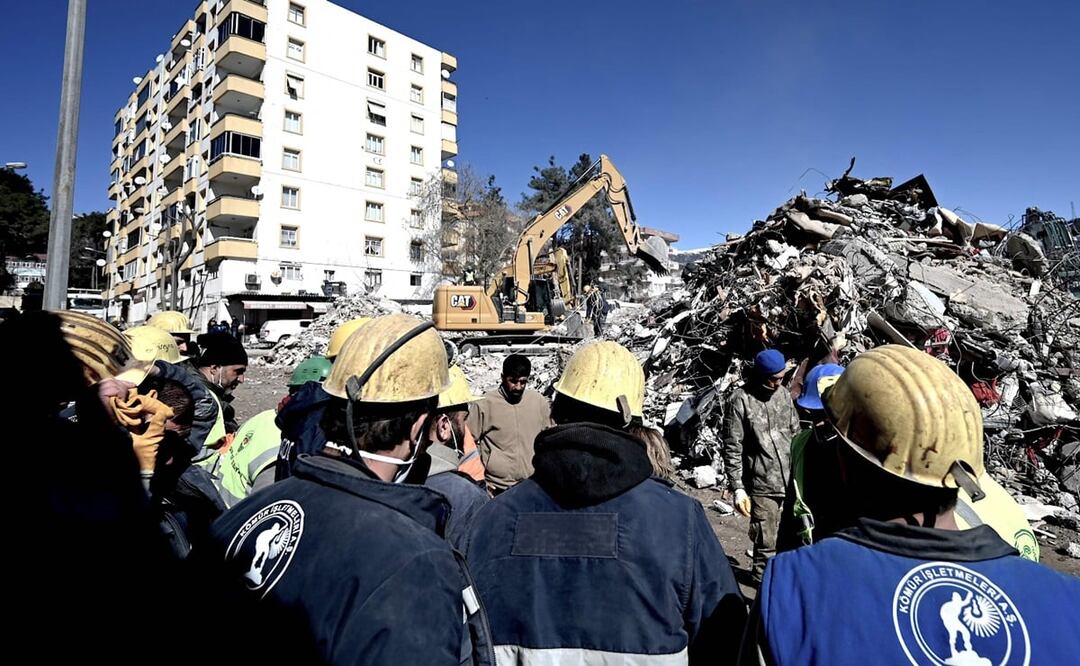 Los mineros del equipo de rescate se reúnen después de rescatar a Aleyna Olmez, de 17 años, de un edificio derrumbado, 248 horas después del terremoto. FOTO: AFP