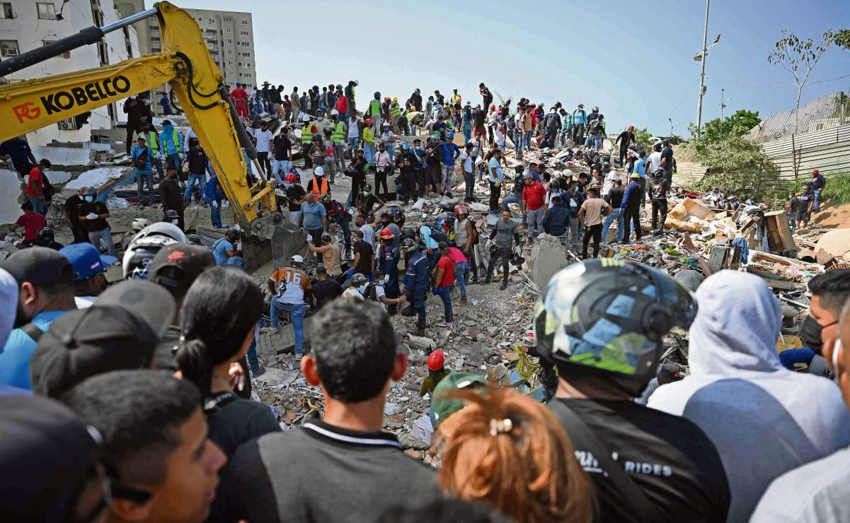 Mexican rescue workers expect signs among the rubble in La Guaira, Venezuela; 