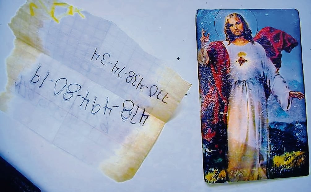 Muchas imágenes religiosas, como el Sagrado Corazón de Jesús, son halladas en los objetos personales de los migrantes. Foto: Especial.