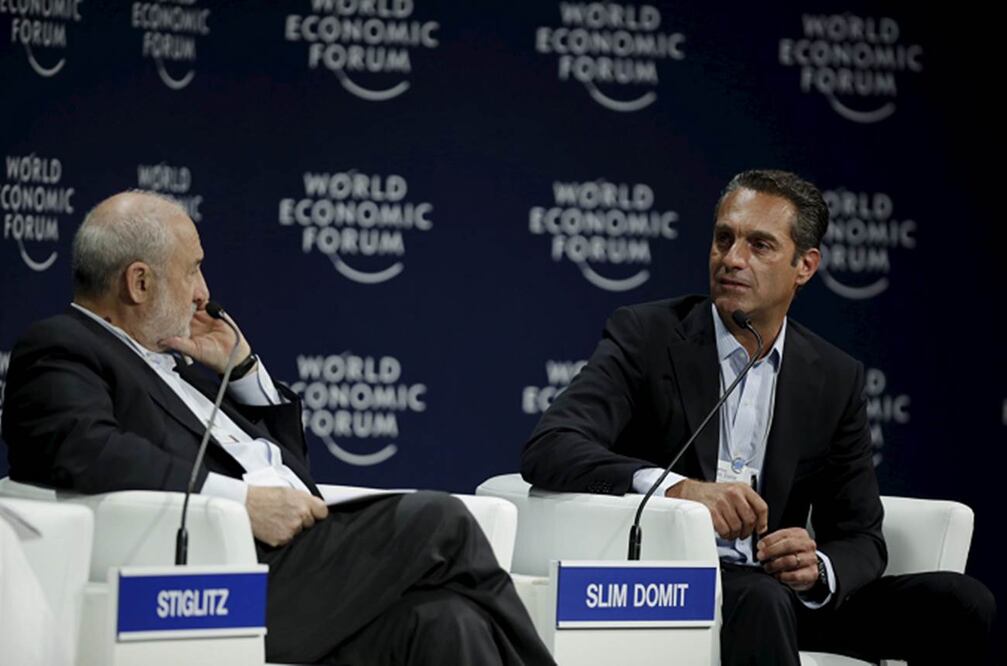 Joseph Stiglitz, premio Nobel de Economía, y Carlos Slim Domit, presidente de América Móvil, ayer en el cierre de la reunión del WEF en la Riviera Maya (VÍCTOR RUIZ GARCÍA / REUTERS)