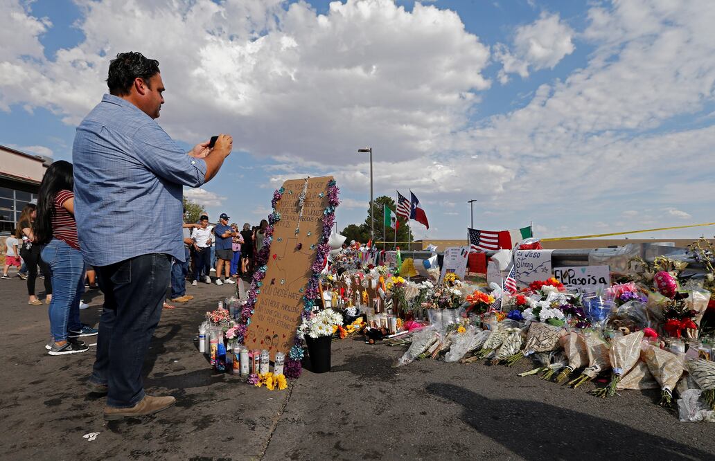 Memorial de las víctimas tras el tiroteo en El Paso, Texas / EFE