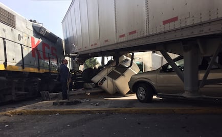 Choca tren contra dos camiones y un auto en la México-Toluca