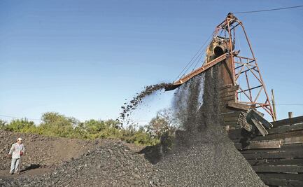 Acusan prestanombres y renta de concesiones