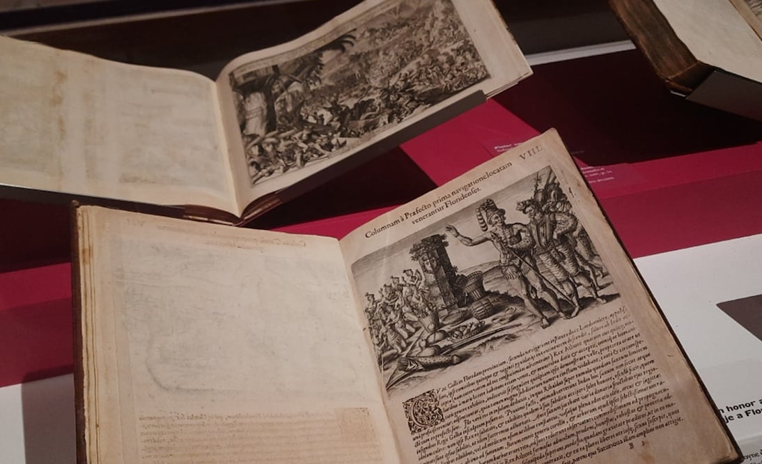 El libro “Vues des Cordillères, et monumens des peuples indigènes de l’Amerique” (1810) de Alexander von Humboldt. Foto: Frida Juárez/EL UNIVERSAL.