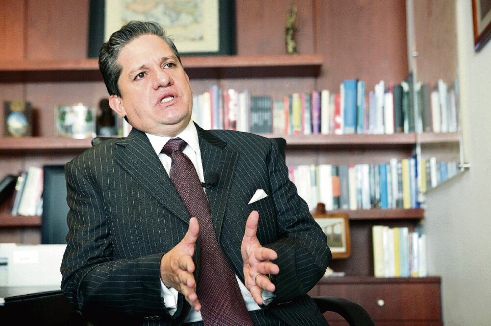 El senador del sol azteca, Luis Humberto Fernández Fuentes, llama a discutir sobre el desarrollo de la administración pública (LUCIA GODINEZ. EL UNIVERSAL)