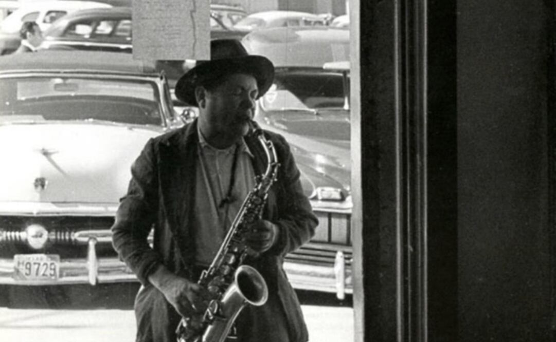 Músico toca al saxofón en la glorieta del Caballito. De la serie Animadores callejeros, ca, 1950.Foto: Fototeca Nacional del INAH.