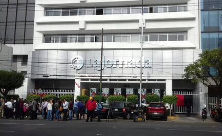 Colocan banderas rojinegras en La Jornada