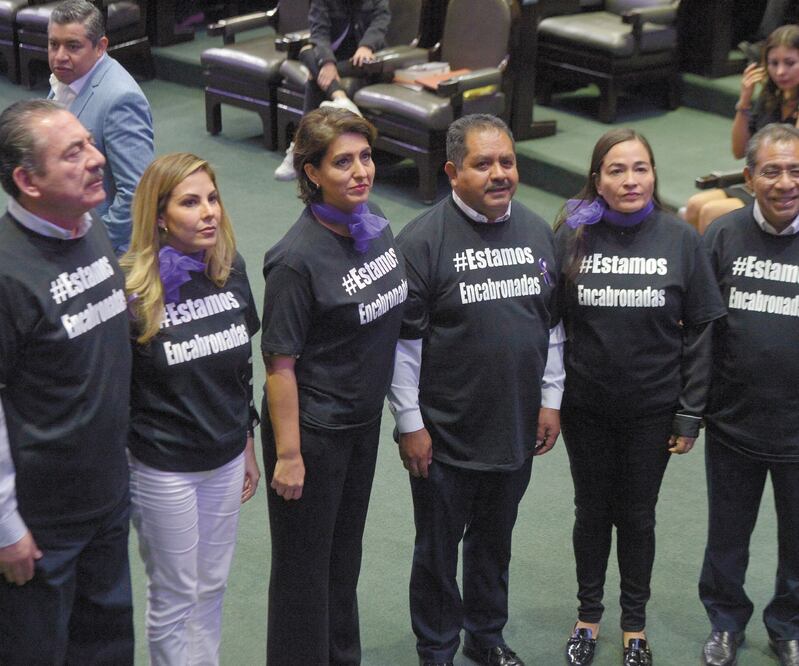 Con la leyenda: #EstamosEncabronadas, las diputadas del PRD portaron playeras negras en señal de repudio por el aumento de los feminicidios. Foto: ALESSA MEJÍA. OBTURADOR MX