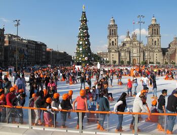 Entérate. Horario especial en pista de hielo del Zócalo