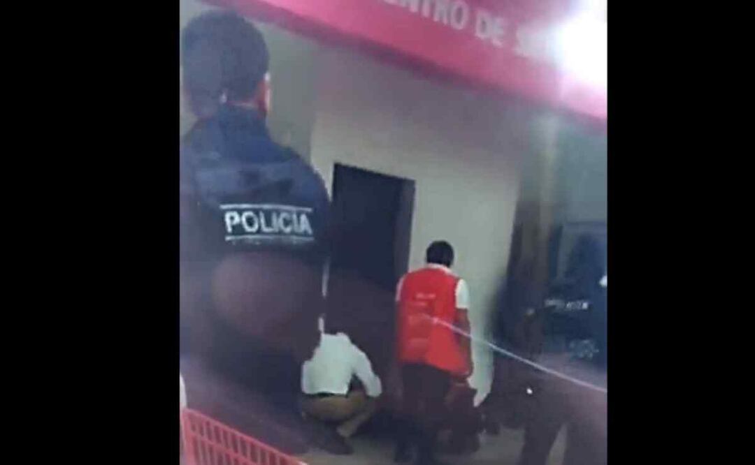 Personal del centro comercial y policías capitalinos realizando maniobras para rescatar el cuerpo de la mujer y al hombre herido tras la caída del elevador en Gran Sur. Foto: Especial