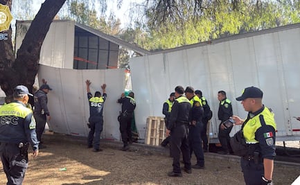 Contenedor de tráiler se parte y queda varado en la calzada Ignacio Zaragoza; unidad transportaba 26 toneladas de loseta