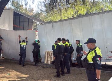 Contenedor de tráiler se parte y queda varado en la calzada Ignacio Zaragoza; unidad transportaba 26 toneladas de loseta