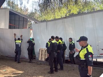 Contenedor de tráiler se parte y queda varado en la calzada Ignacio Zaragoza; unidad transportaba 26 toneladas de loseta