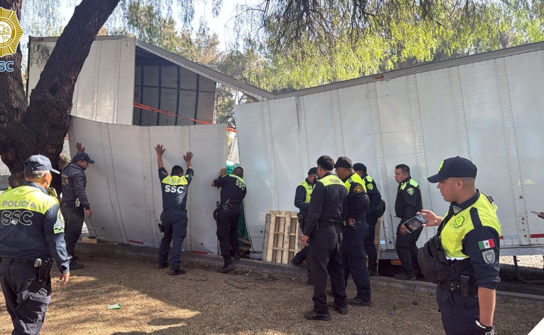 Tráiler con 26 toneladas de loseta queda varado en calles de Iztapalapa