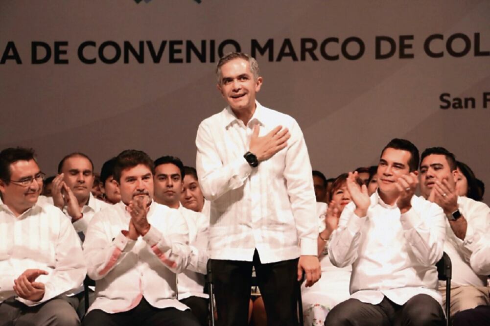 El jefe de Gobierno de la CDMX, Miguel Ángel Mancera, y mandatario Alejandro Moreno Cárdenas (der.) presidieron la Firma de Convenio Marco de Hermanamiento CDMX–Campeche (IMAGEN TOMADA DE TWITTER)