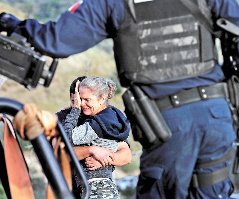 Las autoridades federales no han mencionado a la familia LeBarón los derechos a los que tiene acceso como víctima en materia de asesoría legal y de acompañamiento, tras el ataque en Bavispe, Sonora, denunció Adrián. ARCHIVO AP