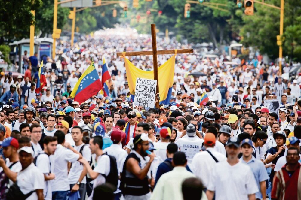 Miles de manifestantes salieron a las calles de Caracas en honor a las víctimas mortales de las marchas opositoras que se han registrado en Venezuela. (CARLOS GARCIA. REUTERS)