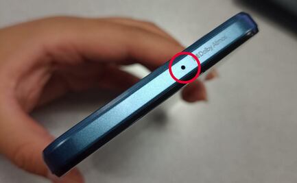 ¿Para qué sirve el orificio que se encuentra en la parte superior de tu celular?