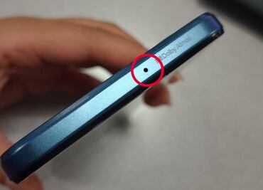 ¿Para qué sirve el orificio que se encuentra en la parte superior de tu celular?