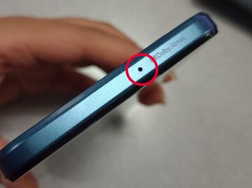 ¿Para qué sirve el orificio que se encuentra en la parte superior de tu celular?