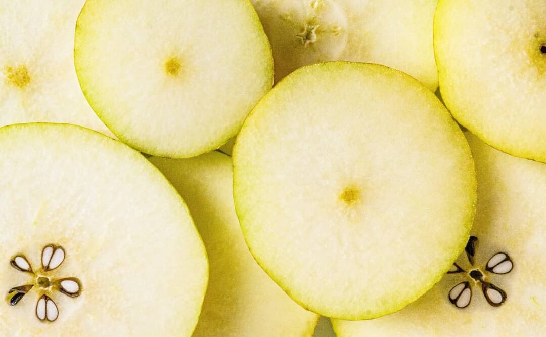 ¿Sabías que la pera es más que fibra? Foto: Unsplash.