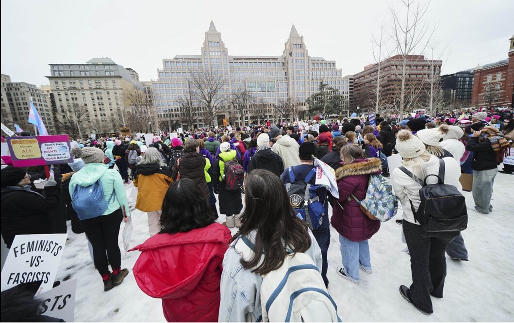 Manifestantes protestan contra los objetivos políticos de la administración entrante de Donald Trump durante la llamada “Marcha del Pueblo” en Washinton el 18 de enero de 2025. Foto: AP