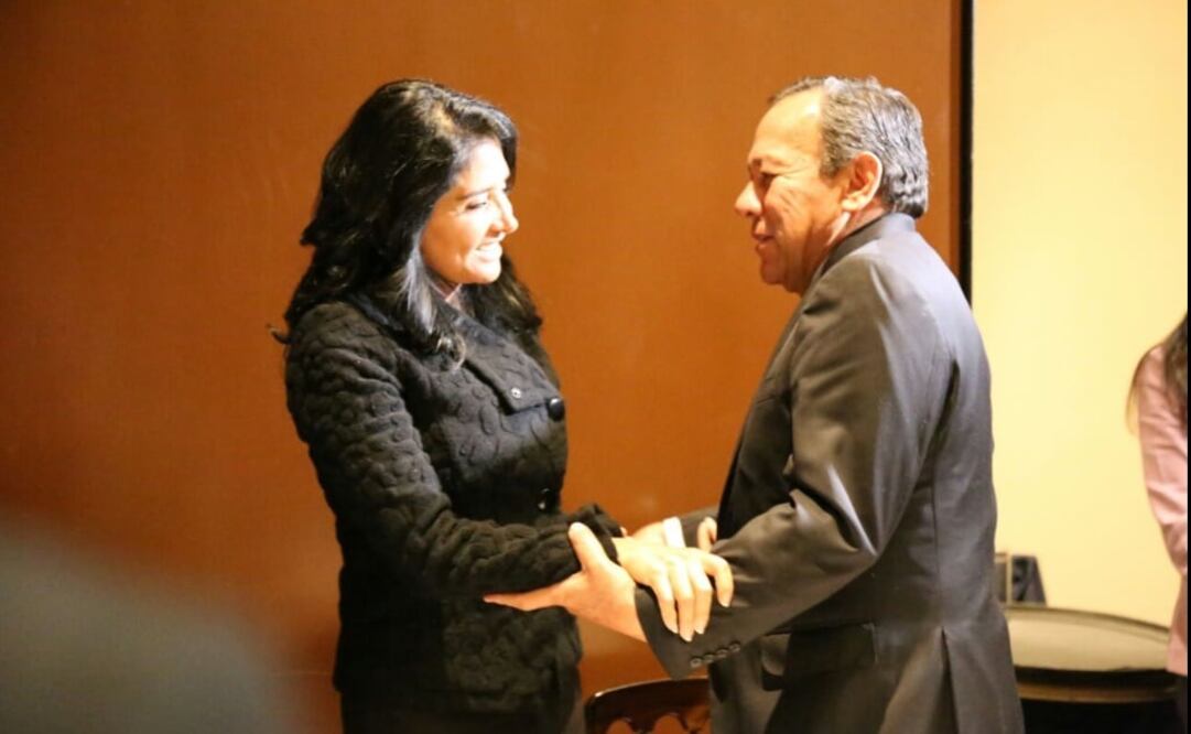 Alejandra Barrales y Jesús Zambrano se saludan en el marco de la Plenaria del grupo parlamentario del PRD en la Cámara de Diputados. /Tomada de @Jesus_ZambranoG