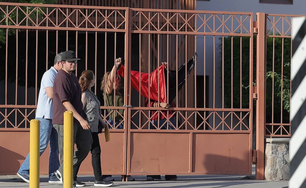 Trabajadores de la Universidad de Sonora colocaron banderas rojinegras en las instalaciones. Foto: Especial