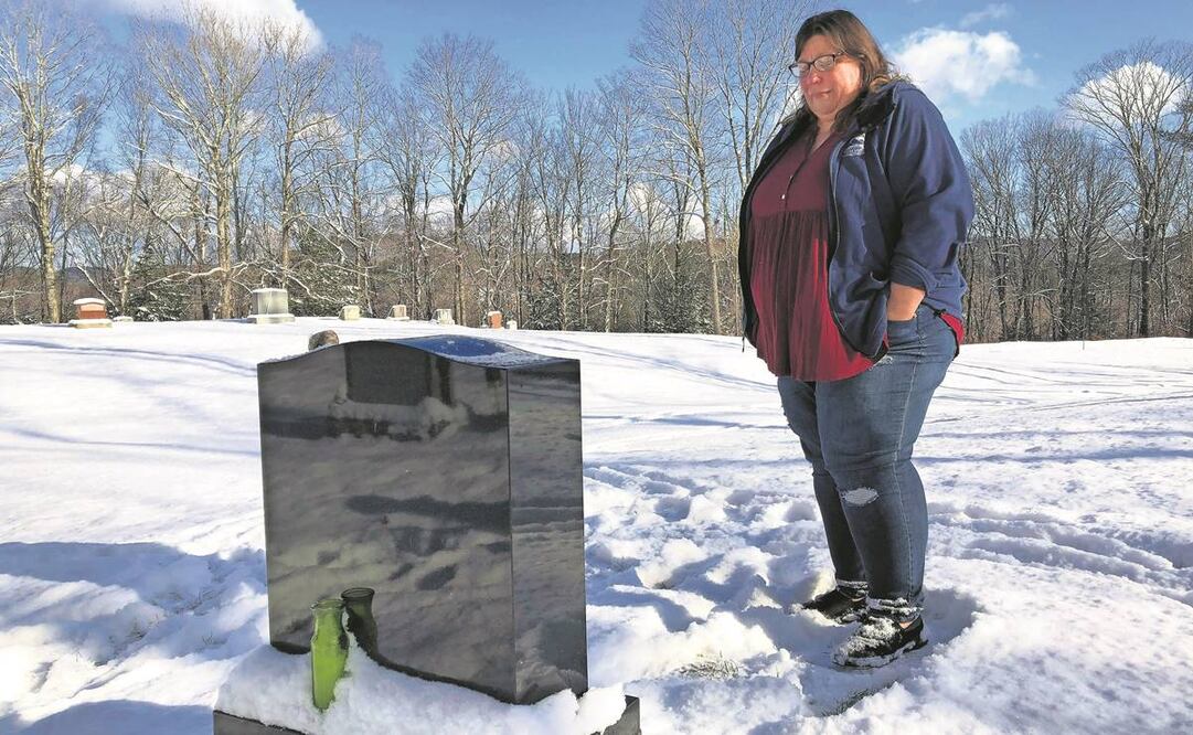 Deb Walker visita la tumba de su hija, Brooke Goodwin, en Chester, Vermont. La joven de 23 años murió en marzo de 2021 de una sobredosis fatal de fentanilo. Foto: Lisa Rathke/AP