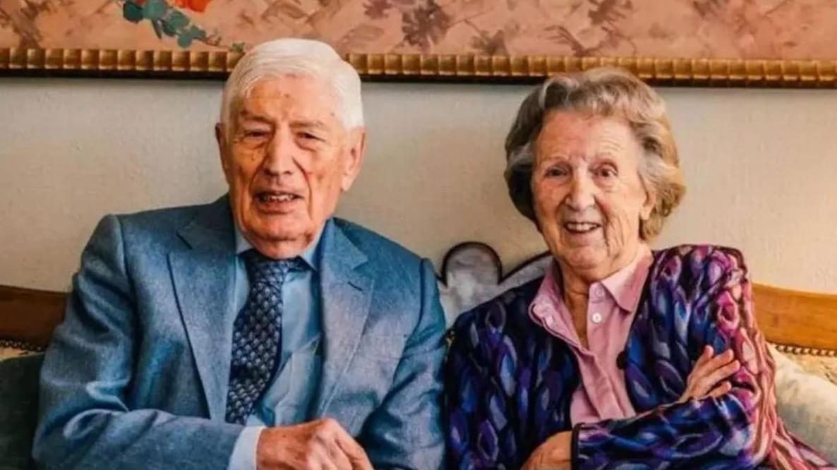 El exprimer ministro y diplomático neerlandés Dries van Agt y su inseparable esposa, Eugenie, decidieron morir juntos por eutanasia a los 93 años.