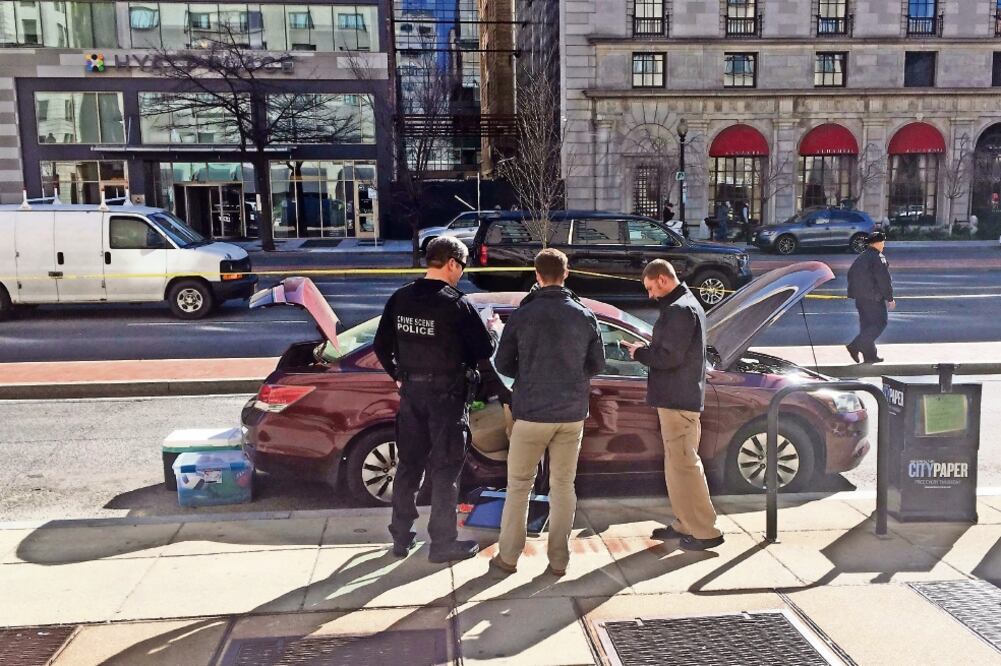 Policías y miembros del Servicio Secreto enfrente del supuesto automóvil del hombre que se suicidó cerca de la Casa Blanca, en Washington. (THOMAS WATKINS. AFP)