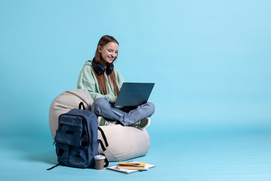 Una laptop o tableta puede ayudar a los estudiantes a realizar sus actividades escolares. Foto: Magnific