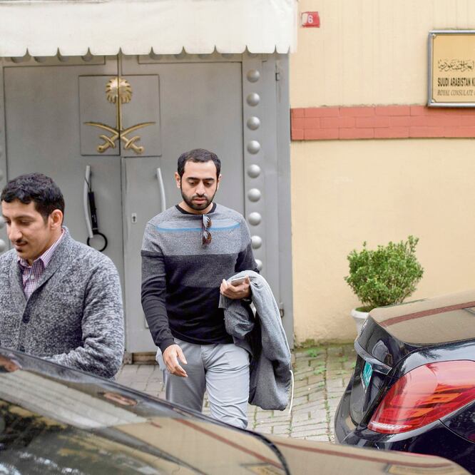 Funcionarios. Oficiales sauditas, enfrente del consulado de Arabia Saudita en Estambul, ayer. YASIN AKGUL. AFP