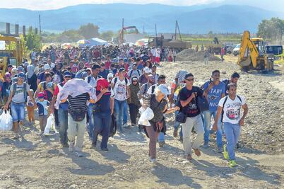 Miles de migrantes entran a Serbia