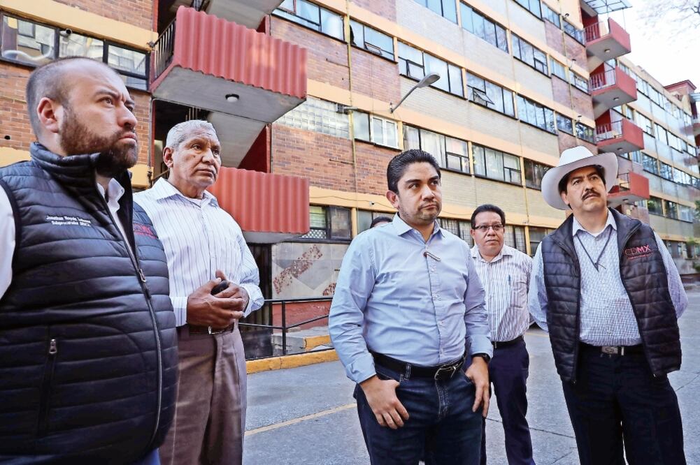 El comisionado de la reconstrucción, Edgar Tungüí (tercero de izq. a der.), y cinco subcomisionados recorrieron el Multifamiliar de Tlalpan (JUAN CARLOS REYES. EL UNIVERSAL)