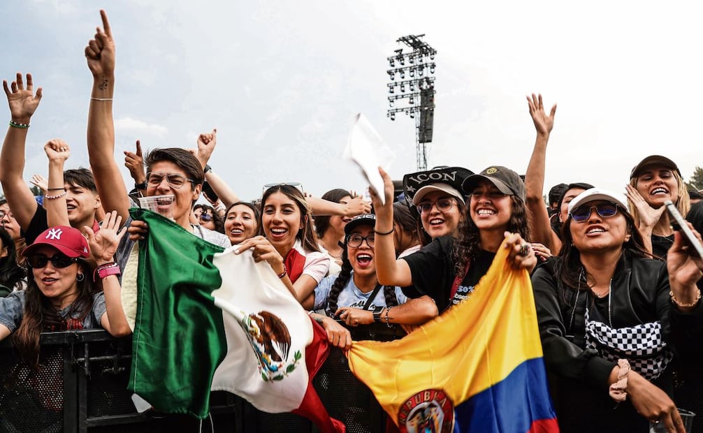 Fanáticos de distintos países ondearon sus banderas con orgullo durante las presentaciones de los artistas. Gabriel Pano/EL UNIVERSAL