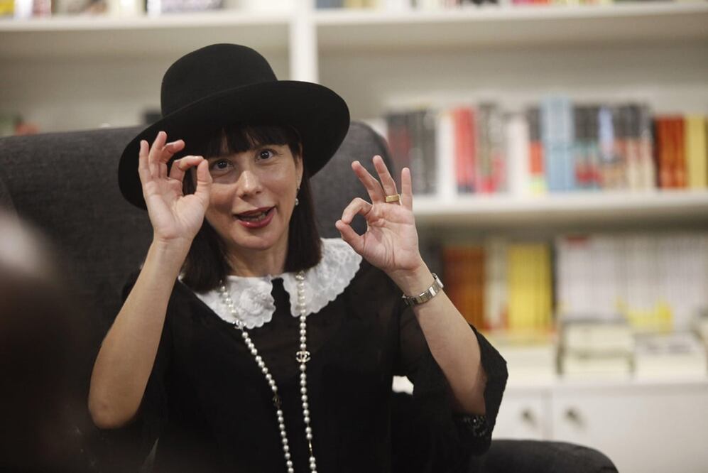 La escritora cubana Wendy Guerra habla durante la presentación de una de sus obras literarias. Foto: EFE/Bienvenido Velasco, archivo