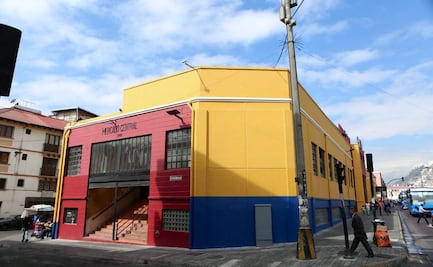 Encebollado y lapingachos es lo que encontrarás en este mercado ecuatoriano