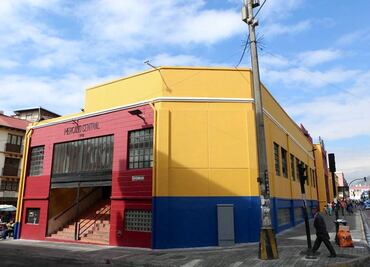 Encebollado y lapingachos es lo que encontrarás en este mercado ecuatoriano